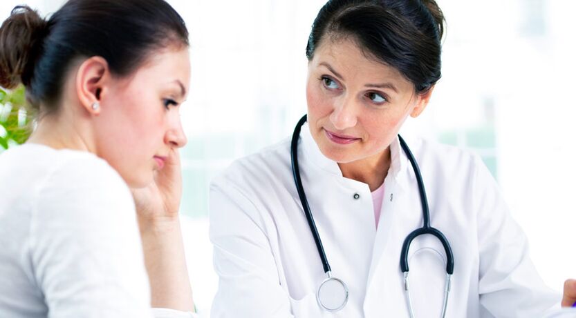 Az orvos tanácsot ad a páciensnek az augmentációs mammoplasztika indikációiról.