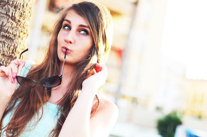 Egy lány azon gondolkodik, hogy plasztikai műtéten essen át mellnagyobbítás céljából.